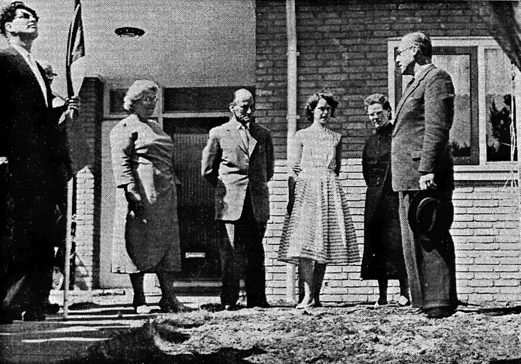 De familie Wagenaar voor de deur van hun eigen huis op de dag dat vertegenwoordigers van het Bouwfonds de sleutel overhandigen aan de bewoners.