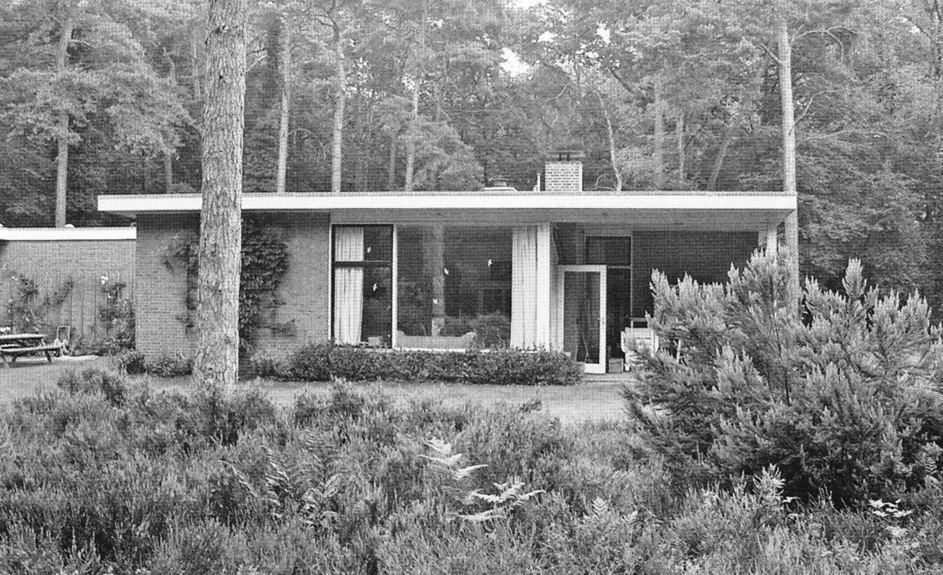 Tuinzijde met rechts een overdekt terras, 1957